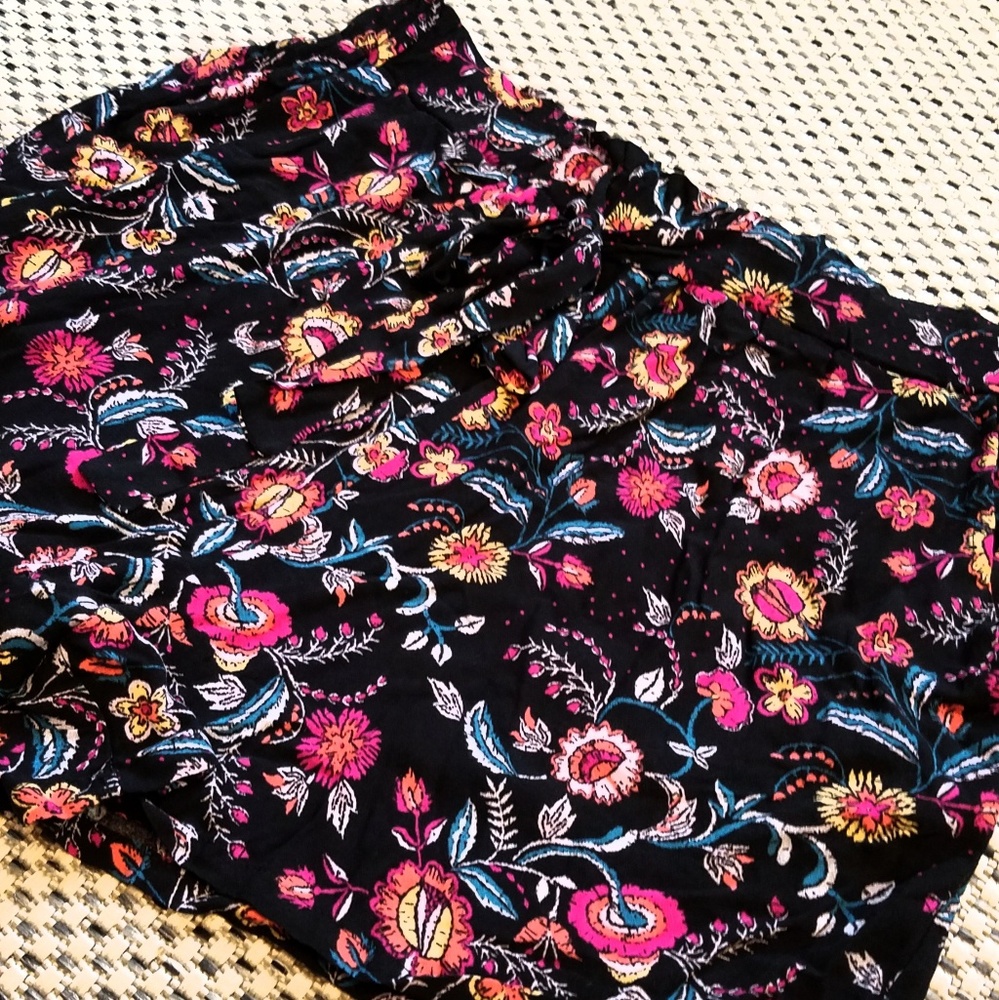 Exhilaration Floral Shorts - Picture 3 of 4